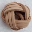 Halstuchknoten aus Leder, naturfarben